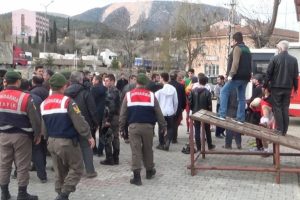 Kendisine k&uuml;freden taraftarlara tekme tokat saldırdı
