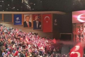 MHP gecesinde 'Erdoğan posteri' eleştirisi