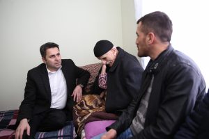 Babasının eli, ayağı ve g&ouml;z&uuml; oluyor!