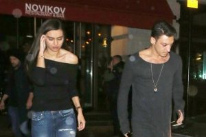 Mesut &Ouml;zil telefonunu değiştirdi, o ismi engelledi