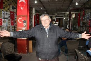 Eski futbolcu anılarını kahvehanesinde yaşatıyor