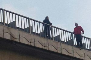 Samsun'da intihar etmek isteyen genci arkadaşı vazge&ccedil;irdi