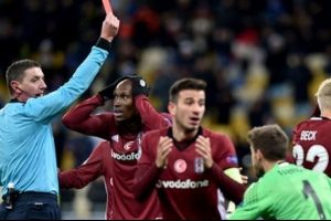 Olaylı Dinamo Kiev-Beşiktaş ma&ccedil;ının hakemi Craig Thomson kesik yedi