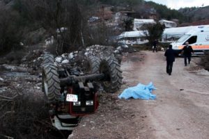 Devrilen trakt&ouml;r&uuml;n altında can verdi