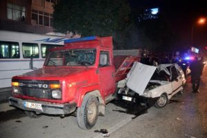 Otomobil, kamyonete &ccedil;arptı: 3 yaralı