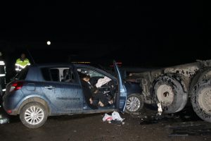 Bursa'da tır faciaya sebep oldu, 2 kişi &ouml;ld&uuml;