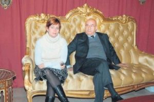 &Uuml;nl&uuml; antikacının yardımcısı hırsız &ccedil;ıktı