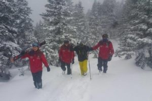 Bursa Uludağ'da '&ouml;l&uuml; nokta'da kaybolan kayak&ccedil;ıyı JAK timi kurtardı