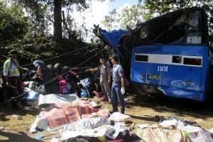 Filipinler'de korkun&ccedil; trafik kazası: 15 &ouml;l&uuml;