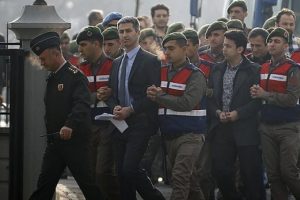 Mahkeme Başkanı araya girip darbeci binbaşıya bu soruyu sordu!