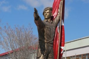 Şehit &Ouml;mer Halisdemir'in heykeli Niğde'ye dikildi
