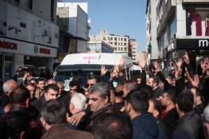 Adana'da esnaf yolu trafiğe kapattı
