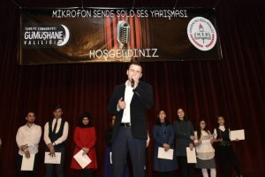 G&uuml;m&uuml;şhane'de mikrofon &ouml;ğrencilerdeydi
