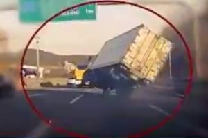 İki tekerlek &uuml;zerinde gitti, devrilmedi!