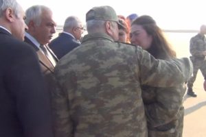Şehit eşinin, parkasını giyerek uğurladı