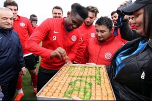 Eto'ya baklava s&uuml;rprizi!