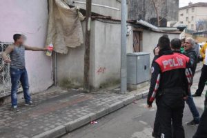 Bursa'da anne babası tutuklanan &ccedil;ocuk kendini yakmak istedi