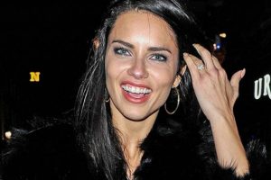 Adriana Lima t&uuml;m bakışları &uuml;zerinde topladı