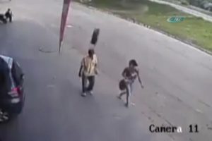 Yol kenarında y&uuml;r&uuml;yen adama ara&ccedil;tan fırlayan lastik &ccedil;arptı