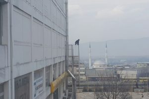Bursa'da yangın merdiveninde facia teğet ge&ccedil;ti