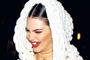 Kendall Jenner  dişine ne yaptı?