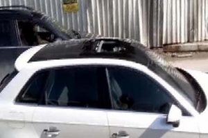 Otomobilin &uuml;st&uuml;ne inşaattan taş d&uuml;şt&uuml;