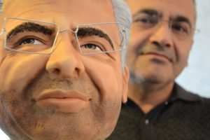Şeker hamurundan babasının b&uuml;st&uuml;n&uuml; yaptı