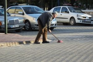 Yaşlı adamın &ccedil;evre duyarlılığı takdir topluyor