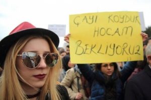 Yıldız Teknik &Uuml;niversitesi &ouml;ğrencileri hocalarını b&ouml;yle uğurladılar