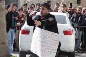 2 &ccedil;ocuk babası intihar ederken, canlı yayın yarışına girdiler!