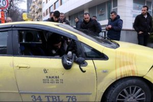 Ara&ccedil;ta sıkışan s&uuml;r&uuml;c&uuml;y&uuml; vatandaşlar kurtardı