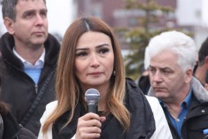 Azeri vekil Karabağ Parkı'nın a&ccedil;ılışında g&ouml;zyaşlarını tutamadı