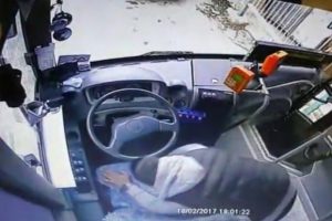 Manisa'da otob&uuml;sten bozuk para &ccedil;alan hırsız kayıplara karıştı