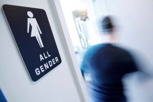 Trump, trans &ouml;ğrencilerin tuvalet se&ccedil;imini iptal etti!