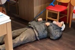 90'lık dede telefon faturasını g&ouml;r&uuml;nce yere yığıldı