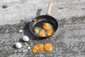 Asfalta kırılan yumurtalar dondu