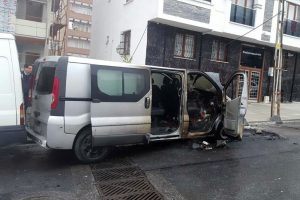 İstanbul'da park halindeki minib&uuml;s alev alev yandı