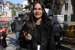 Yasemin &Ouml;zilhan muhabirlere adres sordu