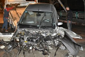 Kastamonu'da otomobil direğe &ccedil;arptı, il&ccedil;e elektriksiz kaldı