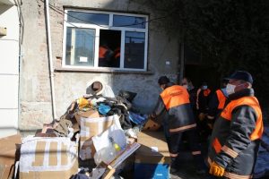 Evden &ccedil;ıkanlar şoke etti! 5 kamyon &ccedil;&ouml;p, 3 &ouml;l&uuml; kedi...