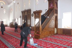 Muş'ta h&uuml;k&uuml;ml&uuml;lerden cami temizliği