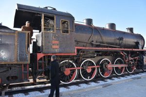 Kara tren hangara geldi