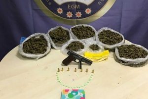 Bursa'da uyuşturucu satıcılarına baskın! Hassas teraziyle...