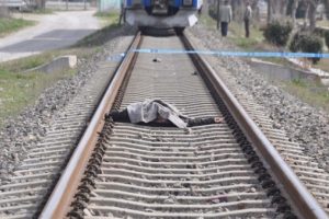Yolcu treninin &ouml;n&uuml;ne atlayarak feci şekilde can verdi
