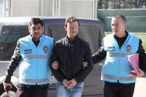 Eşini darp ve bı&ccedil;akla yaralamadan g&ouml;zaltı!