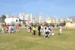 Adana'da amat&ouml;r ma&ccedil;ta tekmeli tokatlı kavga