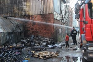 Bursa'da hurdalık yangını korku dolu anlar yaşattı