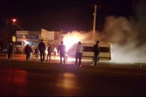 Sakarya'da hareket halindeki minib&uuml;s alev alev yandı