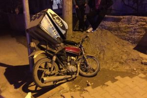 Motosikletli kuryelik yapan gen&ccedil; ağır yaralandı