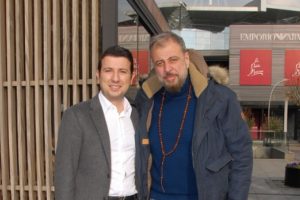 Hamdi Alkan'ın tesbih kolyesi dikkat &ccedil;ekti